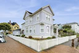 Lilac Victorian Upstairs-Water-View Retreat - Image 2