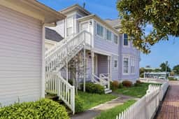 Lilac Victorian Upstairs-Water-View Retreat - Image 3